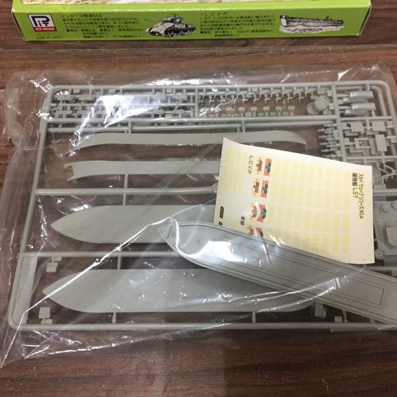 Sky Wave 1/700 Scale Model Kit L.S.T. MK2 US Navy Landing Ship Tanks - Picture 5 of 8